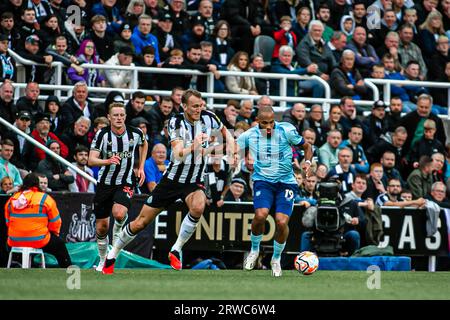 Newcastle upon Tyne, Großbritannien. September 2023. St. James Park NEWCASTLE UPON TYNE, ENGLAND – 16. SEPTEMBER: Bryan Mbeumo aus Brentford und Dan Burn aus Newcastle während des Premier League-Spiels zwischen Newcastle United und Brentford FC in St. James Park am 16. September 2023 in Newcastle upon Tyne, England. (Foto: Danilo Fernandes/SPP) (Danilo Fernandes/SPP) Credit: SPP Sport Press Photo. Alamy Live News Stockfoto