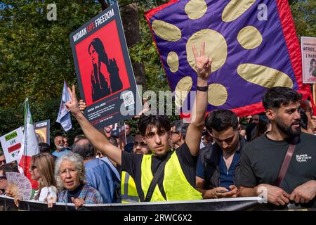 Am einjährigen Todestag von Mahsa Amini begeben sich britische Iraner auf die Straßen Londons, um gegen die iranische Regierung zu protestieren. Stockfoto