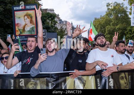 Am einjährigen Todestag von Mahsa Amini begeben sich britische Iraner auf die Straßen Londons, um gegen die iranische Regierung zu protestieren. Stockfoto