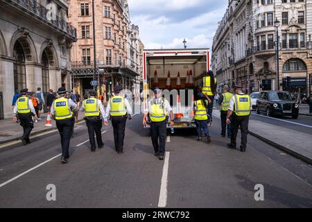 Am einjährigen Todestag von Mahsa Amini begeben sich britische Iraner auf die Straßen Londons, um gegen die iranische Regierung zu protestieren. Stockfoto