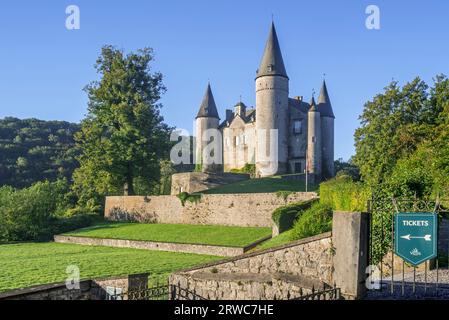 Château de Vêves aus dem 15. Jahrhundert, mittelalterliche Renaissance-Burg in Celles, Houyet in der Provinz Namur, Belgische Ardennen, Wallonien, Belgien Stockfoto