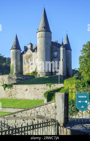 Château de Vêves aus dem 15. Jahrhundert, mittelalterliche Renaissance-Burg in Celles, Houyet in der Provinz Namur, Belgische Ardennen, Wallonien, Belgien Stockfoto