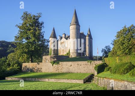 Château de Vêves aus dem 15. Jahrhundert, mittelalterliche Renaissance-Burg in Celles, Houyet in der Provinz Namur, Belgische Ardennen, Wallonien, Belgien Stockfoto