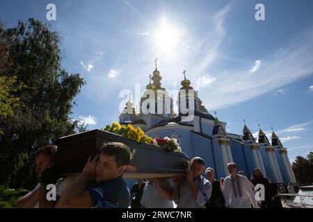 Kiew, Ukraine. September 2023. Bei einer Abschiedszeremonie für den ukrainischen Wissenschaftler und Religionswissenschaftler Igor Kozlovsky in Kiew tragen die Mitarbeiter der Beerdigung einen Sarg mit Leiche. Von 2016 bis 2017 überlebte Igor Kozlovsky die russische Gefangenschaft. Quelle: SOPA Images Limited/Alamy Live News Stockfoto