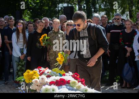 Kiew, Ukraine. September 2023. Die Menschen erweisen dem ukrainischen Wissenschaftler und Religionswissenschaftler Igor Kozlovsky in Kiew ihre letzte Ehre während der Abschiedsfeier. Von 2016 bis 2017 überlebte Igor Kozlovsky die russische Gefangenschaft. Quelle: SOPA Images Limited/Alamy Live News Stockfoto