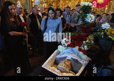 Kiew, Ukraine. September 2023. Verwandte und Freunde nehmen an der Abschiedsfeier für den ukrainischen Wissenschaftler und Religionswissenschaftler Igor Kozlovsky in Kiew Teil. Von 2016 bis 2017 überlebte Igor Kozlovsky die russische Gefangenschaft. Quelle: SOPA Images Limited/Alamy Live News Stockfoto