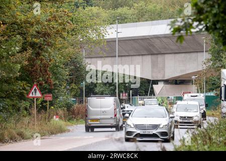 Denham, Großbritannien. September 2023. Teil des HS2 High Speed Rail Colne Valley Railway Viaduct in Denham oberhalb der A412. Das Viadukt wird nach seiner Fertigstellung 3,4 km lang sein und fast einen Kilometer länger sein als die Forth Rail Bridge. Bis zum 29. September ist die A412 über Nacht in Denham geschlossen, so dass HS2 die Wände (sogenannte Brüstungen) auf beiden Seiten des Viadukts installieren kann. Quelle: Maureen McLean/Alamy Live News Stockfoto