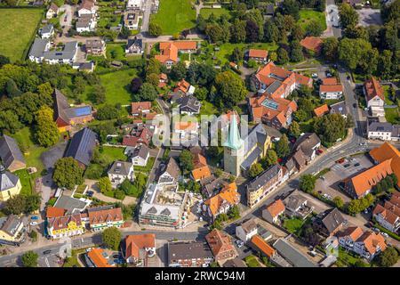 Luftaufnahme, St.. Regina Katholische Kirche, Baustelle mit Umbau eines Wohn- und Geschäftshauses an der Ecke Reginenstraß Stockfoto