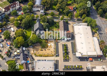 Luftansicht, Einkaufszentrum Herringer Markt mit Baustelle, Edeka Supermarkt und Evang St.-Victor Kirche, Herringen Viertel, Hamm, Ruhr sind Stockfoto