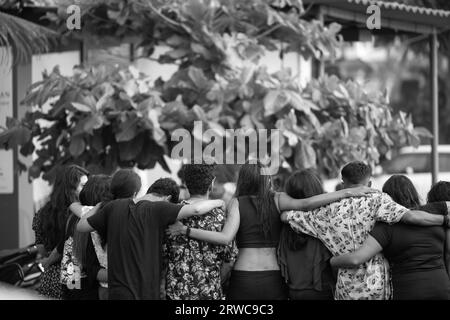 Indische asiatische junge Freunde, die draußen chillen oder hängen Stockfoto