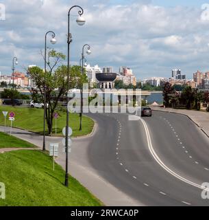 Kasan, Tatarstan Russland 1. Juni 2023. Kazan Marriage Palace am Ufer des Flusses Kazanka, Blick von der Baturin Street Stockfoto