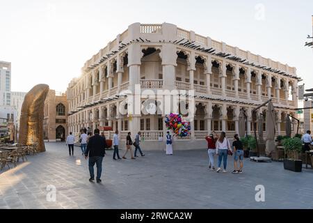 Doha, Katar - 17. Oktober 2022: Souq Waqif ist ein traditioneller Markt in Doha, Katar. Der Souq ist bekannt für den Verkauf traditioneller Kleidungsstücke, Gewürze und Handwerkskunst Stockfoto