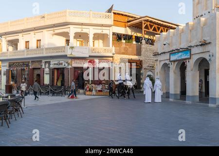 Doha, Katar - 17. Oktober 2022: Souq Waqif ist ein traditioneller Markt in Doha, Katar. Der Souq ist bekannt für den Verkauf traditioneller Kleidungsstücke, Gewürze und Handwerkskunst Stockfoto