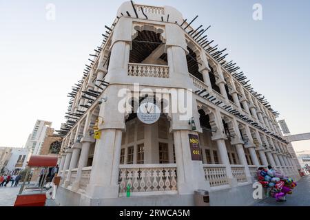 Doha, Katar - 17. Oktober 2022: Souq Waqif ist ein traditioneller Markt in Doha, Katar. Der Souq ist bekannt für den Verkauf traditioneller Kleidungsstücke, Gewürze und Handwerkskunst Stockfoto