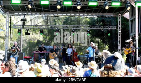 Felton, USA. September 2023. Railroad Earth spielt während des Mountain Sol Festivals 2023 am 17. September 2023 in Felton, Kalifornien. Foto: Casey Flanigan/imageSPACE/SIPA USA Credit: SIPA USA/Alamy Live News Stockfoto