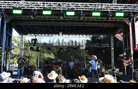 Felton, USA. September 2023. Railroad Earth spielt während des Mountain Sol Festivals 2023 am 17. September 2023 in Felton, Kalifornien. Foto: Casey Flanigan/imageSPACE/SIPA USA Credit: SIPA USA/Alamy Live News Stockfoto