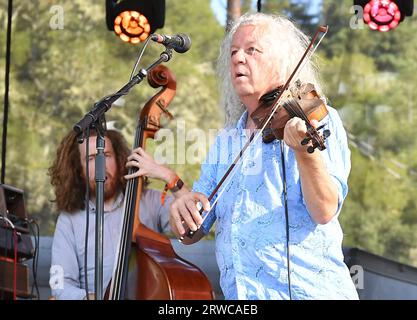 Felton, USA. September 2023. Railroad Earth spielt während des Mountain Sol Festivals 2023 am 17. September 2023 in Felton, Kalifornien. Foto: Casey Flanigan/imageSPACE/SIPA USA Credit: SIPA USA/Alamy Live News Stockfoto