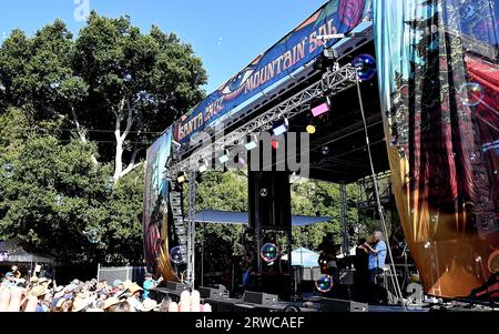 Felton, USA. September 2023. Railroad Earth spielt während des Mountain Sol Festivals 2023 am 17. September 2023 in Felton, Kalifornien. Foto: Casey Flanigan/imageSPACE/SIPA USA Credit: SIPA USA/Alamy Live News Stockfoto