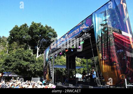 Felton, USA. September 2023. Railroad Earth spielt während des Mountain Sol Festivals 2023 am 17. September 2023 in Felton, Kalifornien. Foto: Casey Flanigan/imageSPACE/SIPA USA Credit: SIPA USA/Alamy Live News Stockfoto