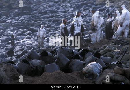 Spanische Armee hilft bei der Beseitigung der Ölkatastrophe durch die Ölpest der Prestige, Cabo Touriñan, A Coruña, Galicien, Spanien Stockfoto