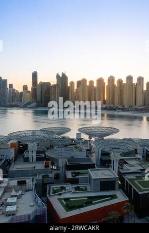 Dubai, vae, 20. märz 2022. Blick aus der Vogelperspektive auf den Yachthafen von dubai Stockfoto