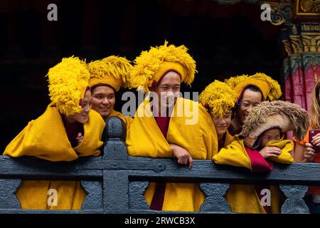 Mönche im buddhistischen Kloster in Tibet, 8-2019 Stockfoto