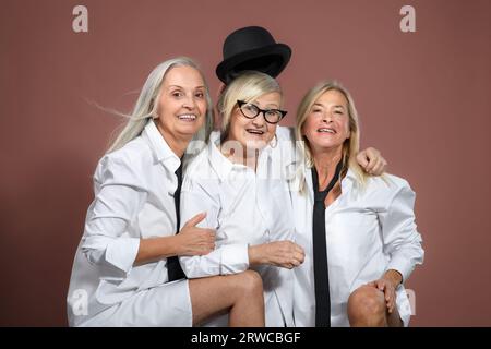 Portrait von drei glücklichen Seniorenfreunden im Studio. Stockfoto