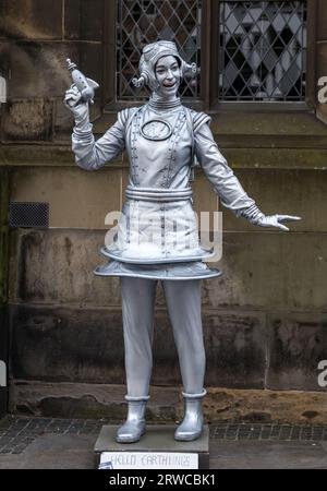 Living Statue Street Performer, Edinburgh Festival Fringe, Royal Mile, Schottland, Großbritannien Stockfoto