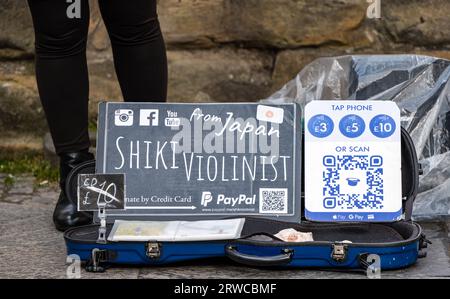 Straßenkünstler Geiger mit Zahlungsoptionen wie Paypal, Edinburgh Festival Fringe, Royal Mile, Schottland, Großbritannien Stockfoto