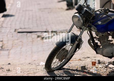 Kathmandu Nepal 11. September 2018 Nahaufnahme eines Royal Enfield Motorrads, das am Nachmittag in der Straße von Kathmandu geparkt wurde Stockfoto