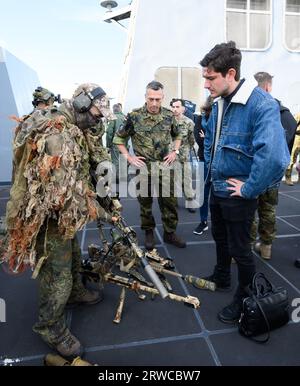 18. September 2023, Lettland, Ventspils (windau): Bundestagsabgeordneter Nils Gründer (r, FDP) hat ihm beim Medientag des großen maritimen Manövers „Nordküsten 23“ in der Ostsee vor der Küste Lettlands von einem Soldaten der Bundeswehr verschiedene Waffen erklärt. Das Marinemanöver, das bis zum 23. September 2023 unter deutscher Führung stattfinden wird, zielt darauf ab, taktische Verfahren zur nationalen und allianzpolitischen Verteidigung in küstennahen Gewässern zu praktizieren. Die Übung, die auch die Zusammenarbeit zwischen den Ländern der Ostseeregion stärken soll, umfasst 3.200 Soldaten und Frauen aus 14 nat Stockfoto