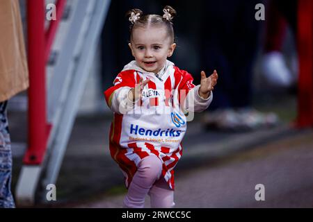 Oss, Niederlande. September 2023. OSS, NIEDERLANDE - 18. SEPTEMBER: Fan von TOP Oss während des niederländischen Keuken Kampioen Divisie Spiels zwischen TOP Oss und FC Dordrecht im Frans Heesen Stadion am 18. September 2023 in Oss, Niederlande. (Foto: Broer van den Boom/Orange Pictures) Credit: Orange Pics BV/Alamy Live News Stockfoto