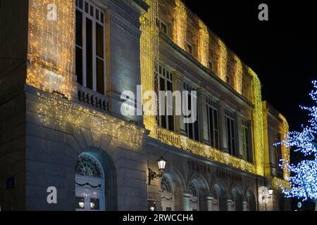 Weihnachtsbeleuchtung im Campoamor-Theater, Oviedo. Spanien Stockfoto
