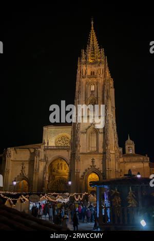 Wunderschöne gotische Kathedrale in Oviedo. Weihnachtsmarkt auf dem Platz davor Stockfoto
