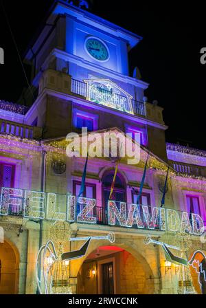 Gesicht des Rathauses von Oviedo mit weihnachtsdekoration bei Nacht Stockfoto