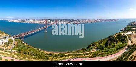 Blick auf die Mündung des Flusses Tejo von der Statue „Cristo rei“, Lissabon, Portugal Stockfoto