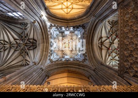 Canterbury, UK-20. Mai 2023: Roof the Bell Harry Tower in Canterbury Cathedral. Ventilatorgewölbe unter dem Turm von Bell Harry im Canterbury C Stockfoto