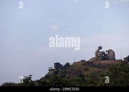 KOLLAM, KERALA, INDIEN - 7. JANUAR 2021: Skulptur von Jatayu, einem göttlichen Vogel aus Ramayana, im Jatayu Earth's Center in Chadayamangalam. Stockfoto