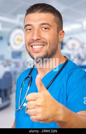 Erfolgreicher Arzt Mann geben Daumen nach oben isoliert auf weißem Hintergrund Stockfoto