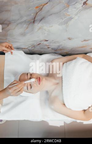 Close-up-Porträt einer Frau, die eine Spa-Gesichtsmassage erhält Stockfoto