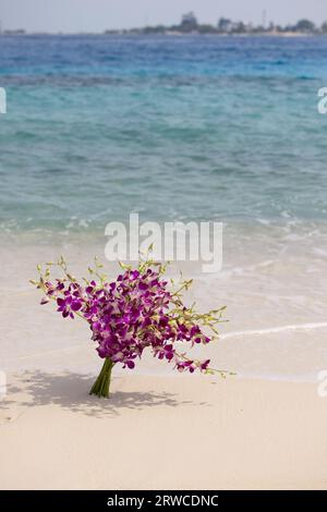 Wunderschöner Brautstrauß am Strand der Malediven Stockfoto