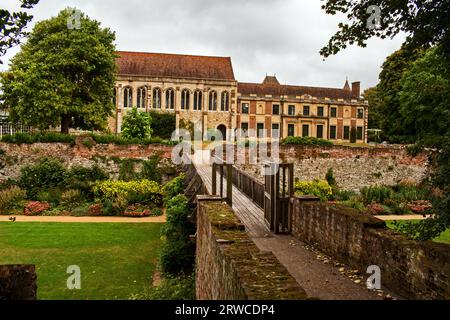 Blick von der Südbrücke auf Eltham Palace, Eltham, Kent Stockfoto