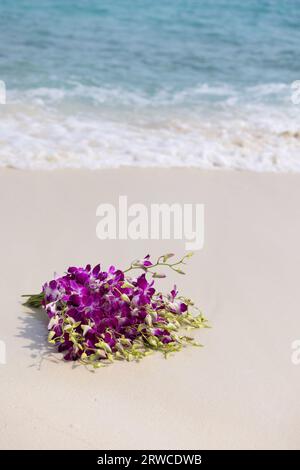 Wunderschöner Brautstrauß am Strand der Malediven Stockfoto