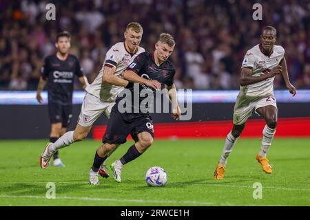 Salerno, Italien. September 2023. Salernitanas polnischer Mittelfeldspieler Mateusz Legowski kontrolliert den Ball während des Serie-A-Fußballspiels zwischen Unione Sportiva Salernitana und Torino Football Club im Arechi-Stadion in Salerno am 18. September 2023. Quelle: Unabhängige Fotoagentur/Alamy Live News Stockfoto