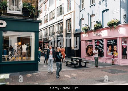 London, Großbritannien - 27. August 2023: Blick auf die Carnaby Street. Es ist eine Fußgängerzone in Soho in der City of Westminster Stockfoto