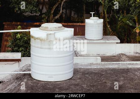 Zwei Tanks auf dem Dach zum Auffangen und Verwenden von Wasser in einem Wohngebäude Stockfoto