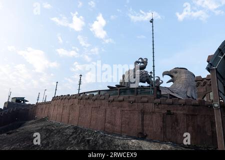 KOLLAM, KERALA, INDIEN - 7. JANUAR 2021: Skulptur von Jatayu, einem göttlichen Vogel aus Ramayana, im Jatayu Earth's Center in Chadayamangalam. Stockfoto