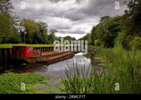 Der Lastkahn liegt in Sprotbrough Lock, Doncaster, England. Stockfoto