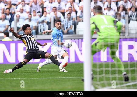 Weston McKennie (Juventus), Mattia Zaccagni (SS Lazio) während des Fußballspiels der Serie A zwischen Juventus FC und SS Lazio im Allianz Stadion, am 17. SE Stockfoto