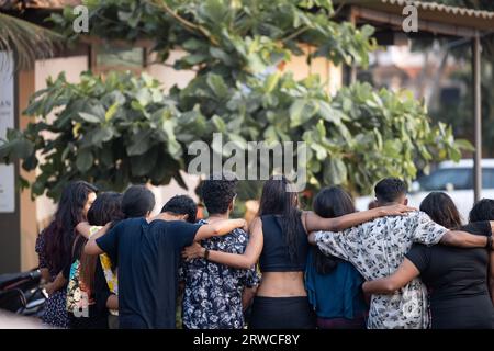 Indische asiatische junge Freunde, die draußen chillen oder hängen Stockfoto